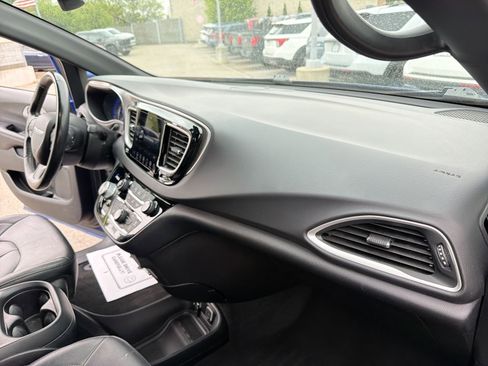 Used 2020 Chrysler Pacifica Touring-L AWD/4WD image 20