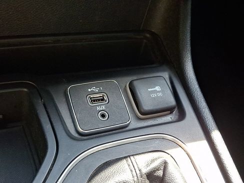 Used 2019 Jeep Cherokee Latitude Plus FWD image 27