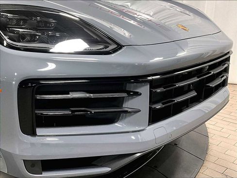 New 2026 Porsche Cayenne image 32