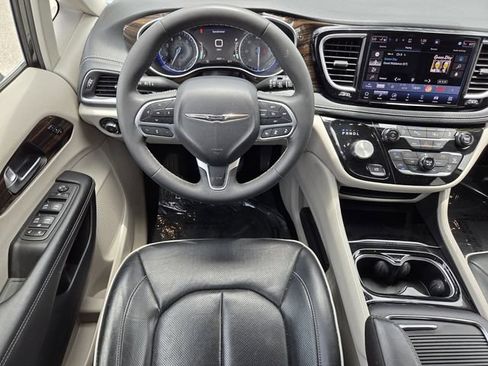 Used 2023 Chrysler Pacifica Limited FWD image 18
