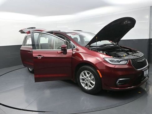 Used 2021 Chrysler Pacifica Touring-L image 29