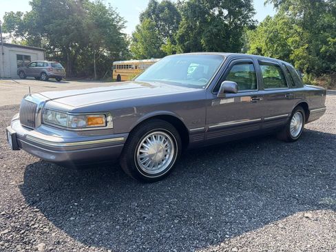 Used 1995 Lincoln Town Car Signature RWD image 2