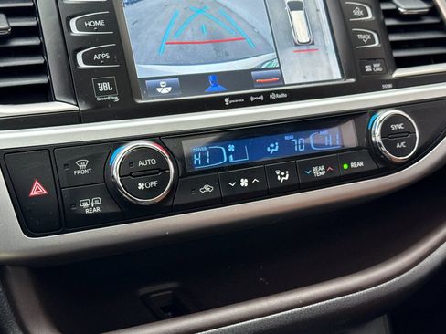 Used 2018 Toyota Highlander image 23