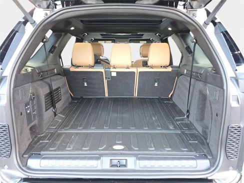 New 2026 Land Rover Discovery Limited Edition image 12