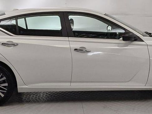 Used 2025 Nissan Altima 2.5 SV image 2