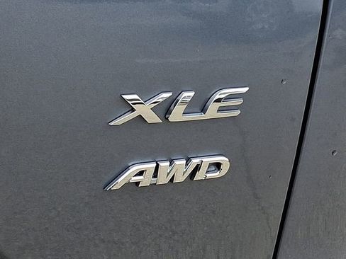 Used 2022 Toyota Corolla Cross XLE w/ Convenience Package image 32