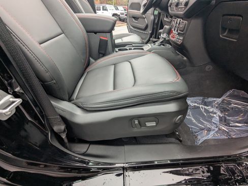 Used 2026 Jeep Wrangler Unlimited Rubicon w/ Technology Group image 14