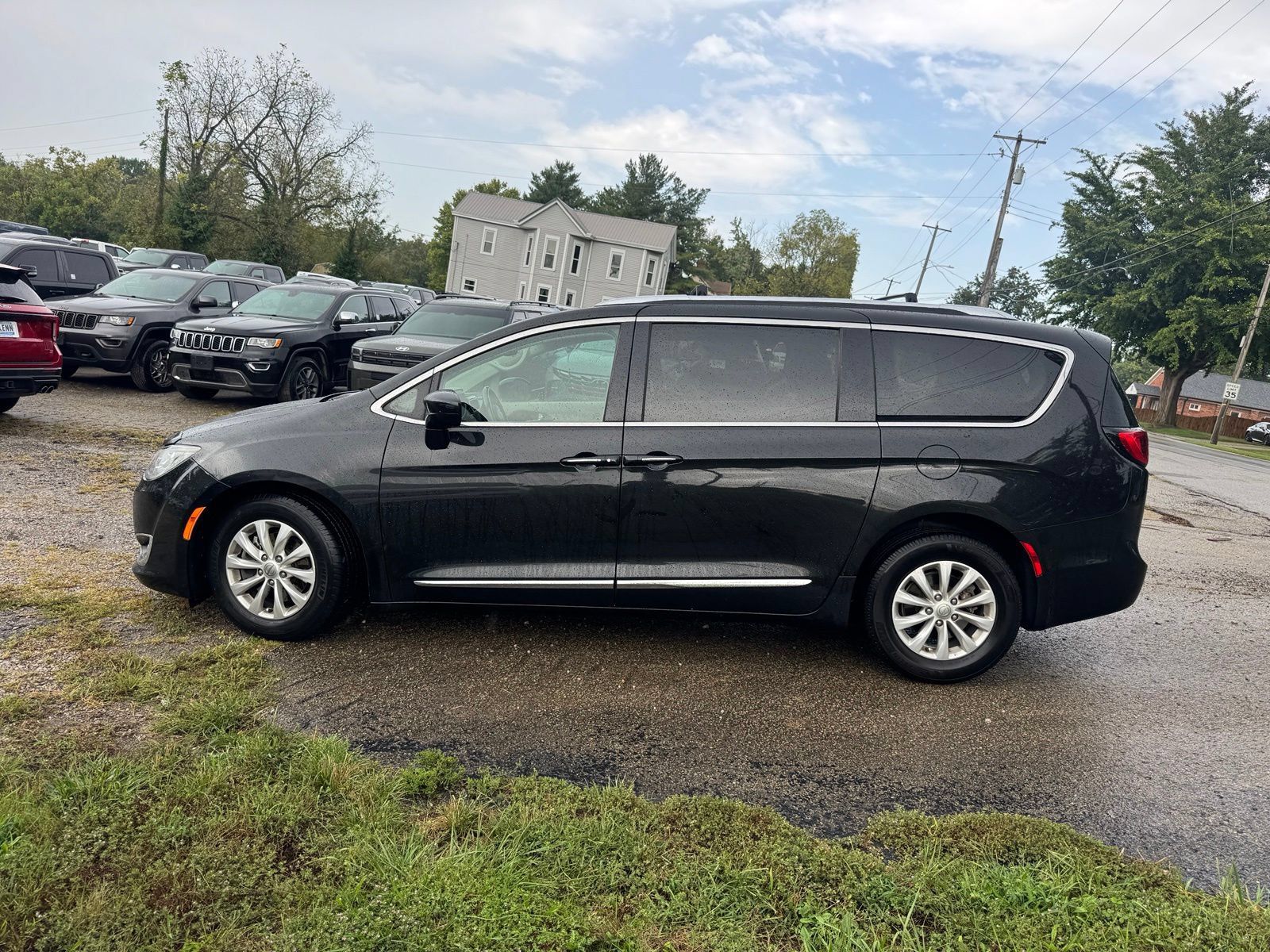 Used 2018 Chrysler Pacifica Touring-L FWD image 3