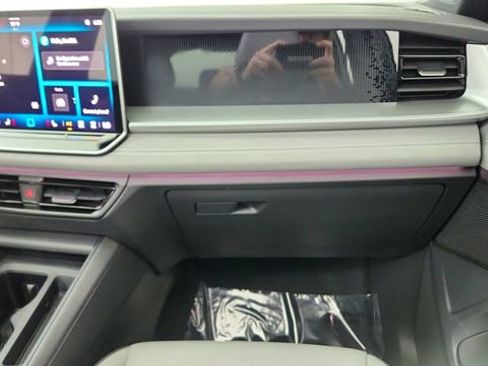 Used 2025 Volkswagen Tiguan SE R-Line image 36