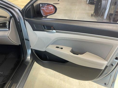 Used 2017 Hyundai Elantra SE FWD image 8