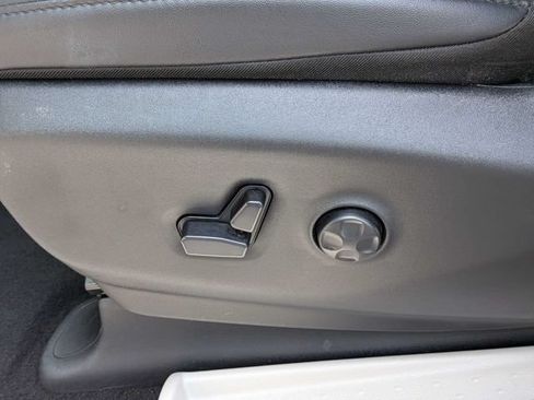 Used 2024 Chrysler Pacifica Touring-L FWD image 22