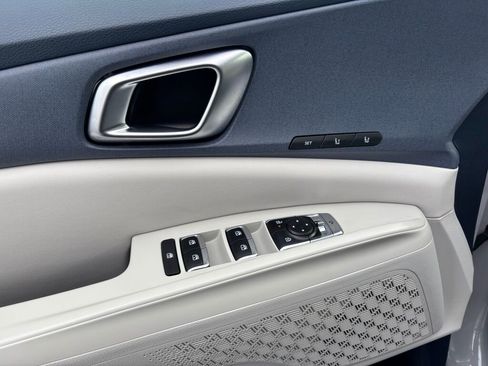 Used 2025 Kia Carnival EX image 20