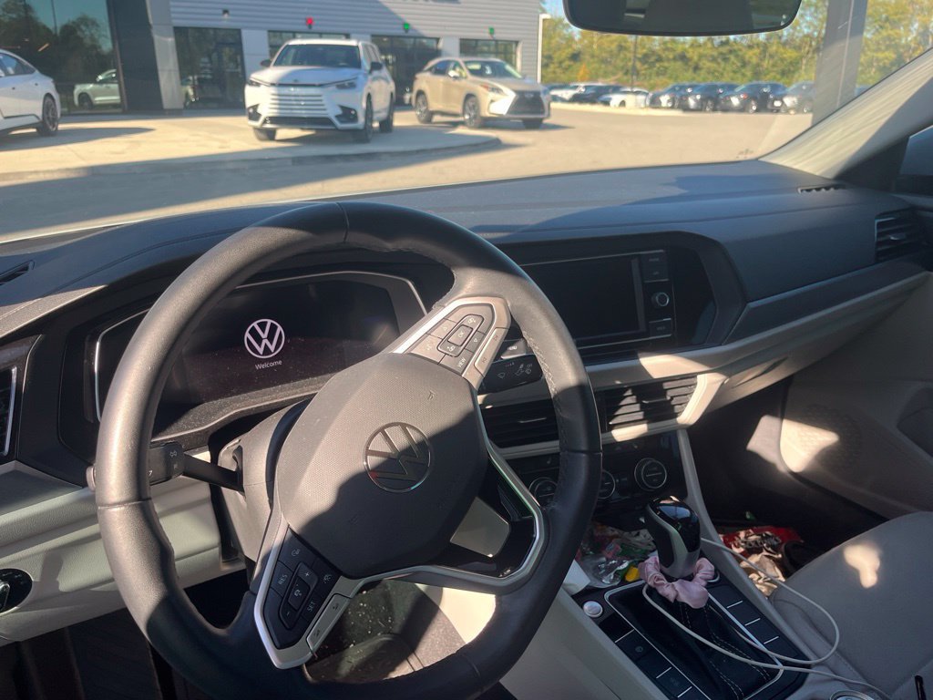Used 2024 Volkswagen Jetta SE FWD image 6
