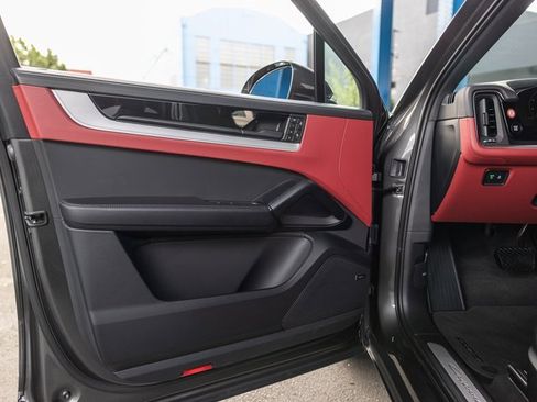 Certified 2025 Porsche Cayenne Coupe image 27