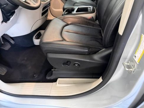 Used 2024 Chrysler Pacifica Touring-L FWD image 18