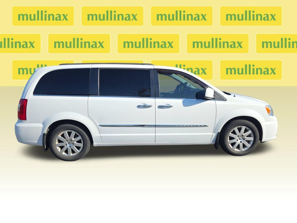 Used 2016 Chrysler Town & Country Touring w/ Driver Convenience Group FWD image 2