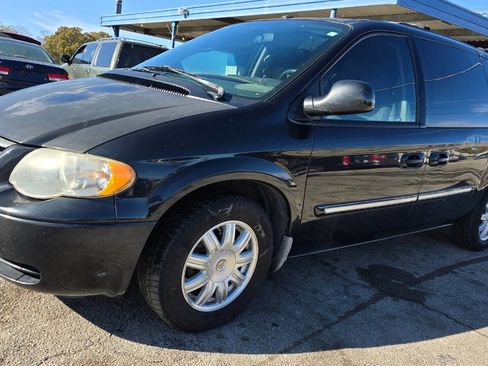 Used 2007 Chrysler Town & Country Touring image 1