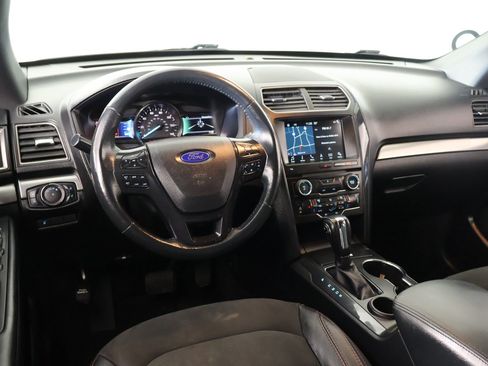 Used 2018 Ford Explorer XLT w/ Equipment Group 202A FWD image 2