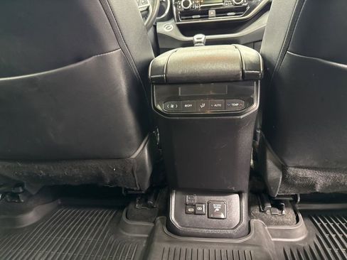 Used 2023 Toyota Highlander Limited image 13