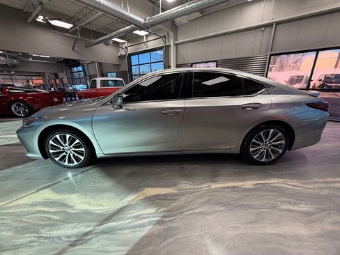 Used 2019 Lexus ES 300h 300h Luxury w/ Premium Package image 36