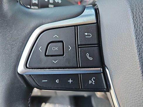 Used 2020 Toyota Highlander LE image 24