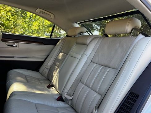 Used 2017 Lexus ES 300h w/ Luxury Package image 21