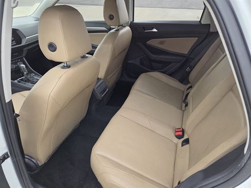 Used 2019 Volkswagen Jetta SE w/ Cold Weather Package FWD image 11