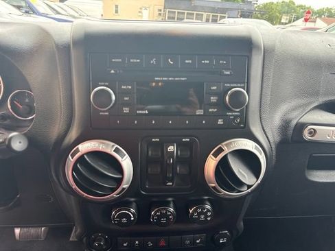 Used 2015 Jeep Wrangler Unlimited Rubicon w/ Connectivity Group AWD/4WD image 12