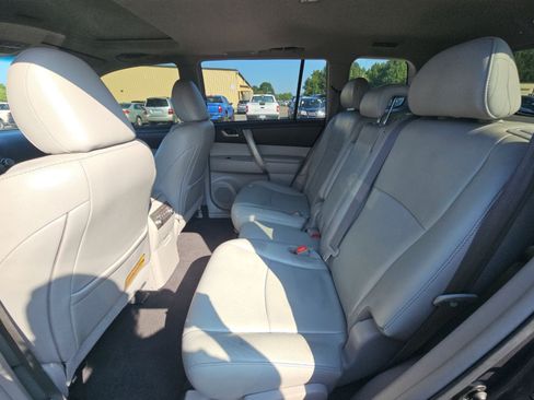 Used 2012 Toyota Highlander SE w/ Tow Pkg AWD/4WD image 16