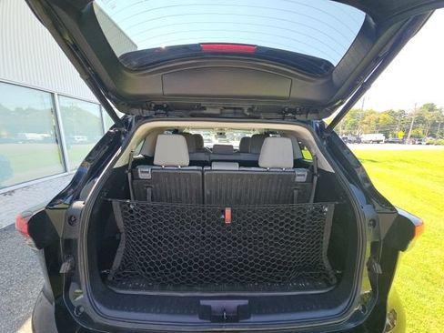 Used 2021 Toyota Highlander LE AWD/4WD image 9