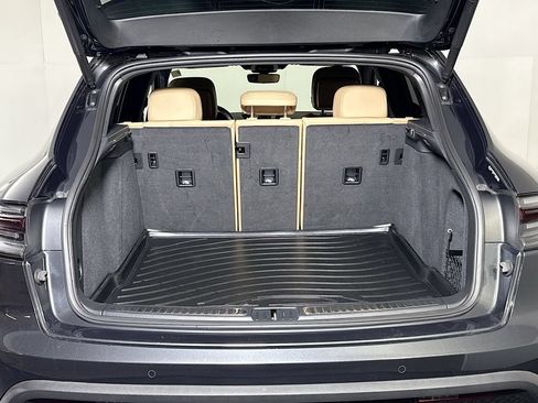 Certified 2023 Porsche Macan AWD/4WD image 25