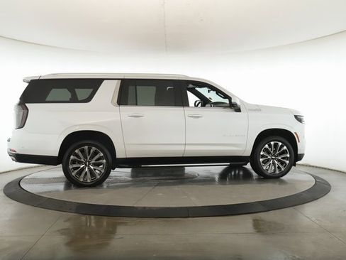 Used 2025 Chevrolet Suburban High Country image 6