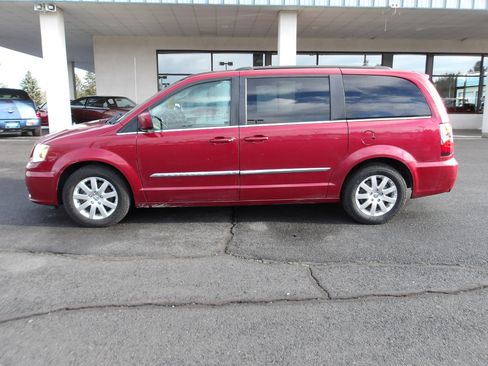 Used 2016 Chrysler Town & Country Touring image 2