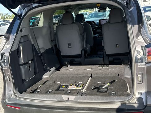 Used 2024 Toyota Sienna LE FWD image 17