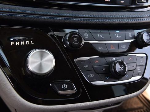 Used 2021 Chrysler Pacifica Touring-L FWD image 16