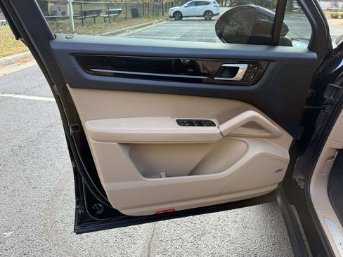 Used 2021 Porsche Cayenne image 12