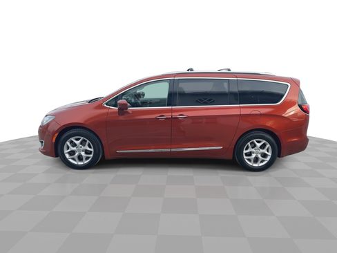 Used 2018 Chrysler Pacifica Touring-L Plus image 5