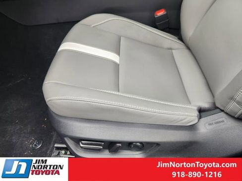 Used 2025 Toyota Camry SE image 27