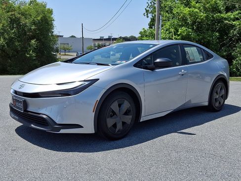 Used 2025 Toyota Prius LE FWD image 3