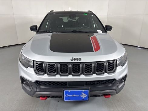 Used 2025 Jeep Compass Trailhawk AWD/4WD image 3