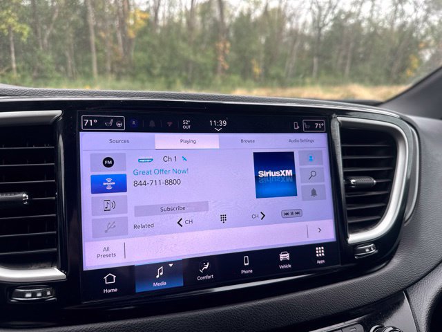 Used 2025 Chrysler Pacifica Select FWD image 18