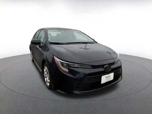 Used 2025 Toyota Corolla LE image 3