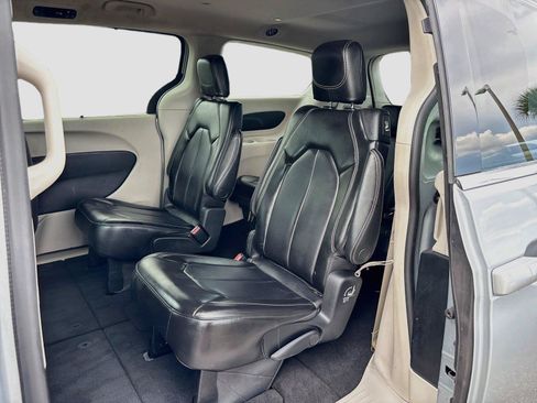 Used 2023 Chrysler Pacifica Touring-L FWD image 23