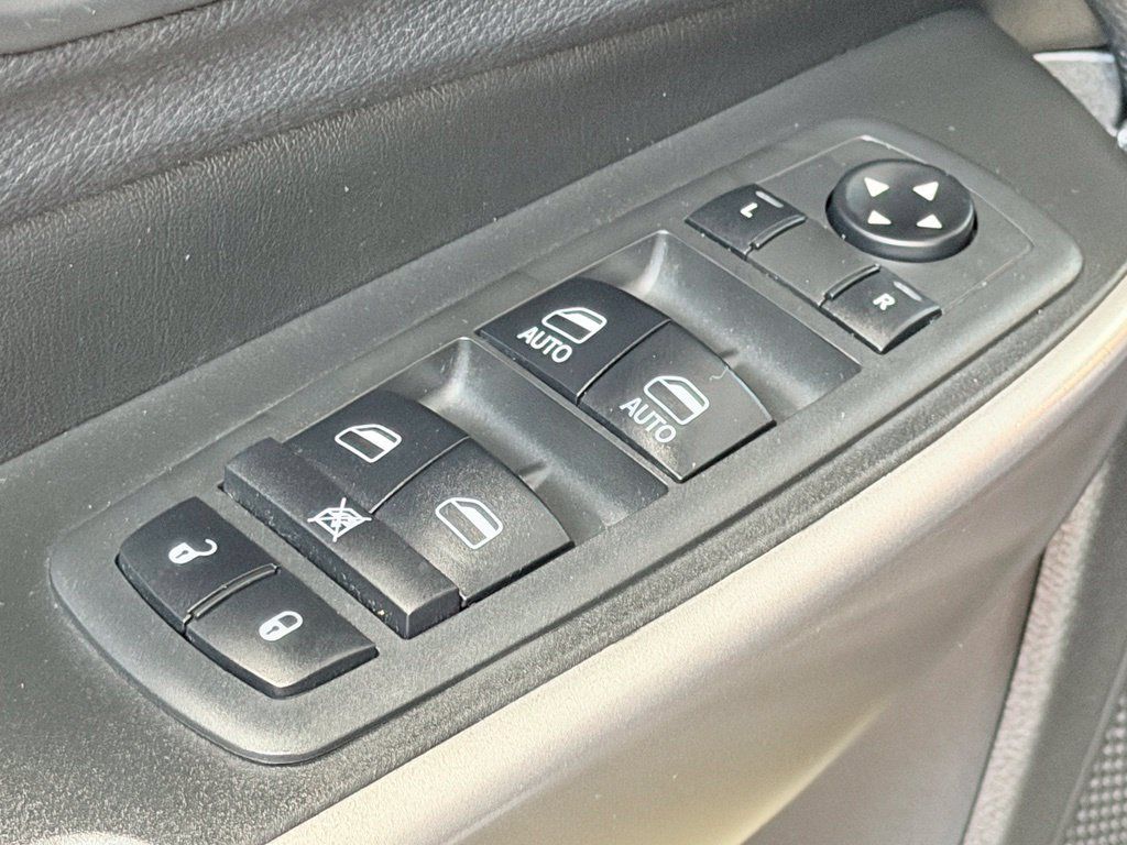 Used 2019 Jeep Cherokee Latitude Plus w/ Comfort/Convenience Group FWD image 12