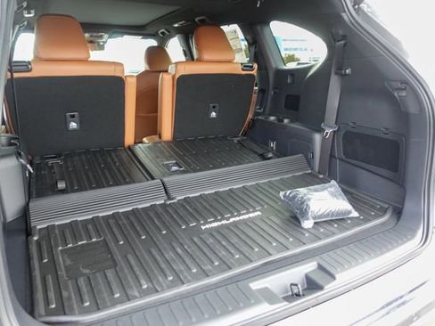 New 2026 Toyota Highlander Platinum image 33