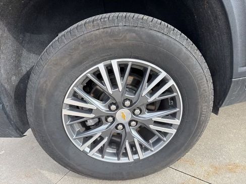 Used 2025 Chevrolet Traverse LT image 8