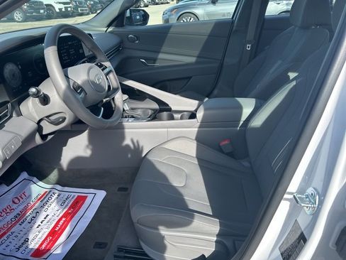 Used 2025 Hyundai Elantra SEL image 32