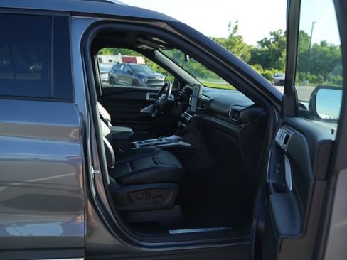 Used 2023 Ford Explorer Platinum w/ Technology Package AWD/4WD image 21