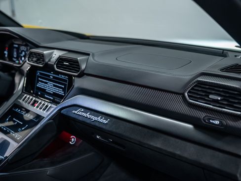 Used 2024 Lamborghini Urus Performante AWD/4WD image 18