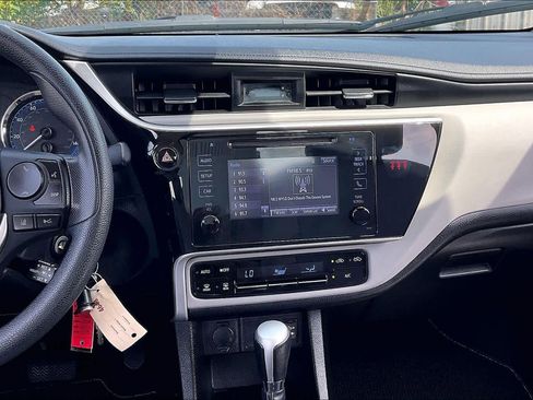 Used 2018 Toyota Corolla LE FWD image 13